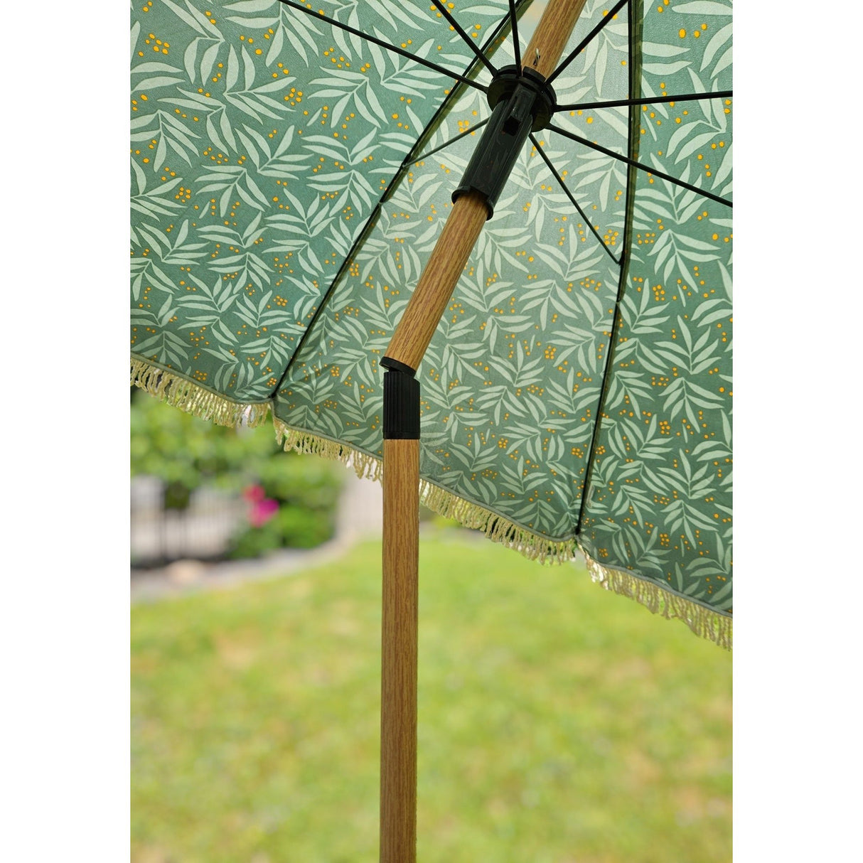 Parasol beach umbrella UV protection with bag fringes green Ø 170 cm