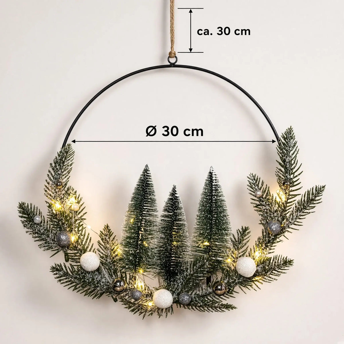 LED Weihnachtskranz Ø 30 cm mit 20 LEDs – warmweiß dekoriert batteriebetrieben - LED Türkranz